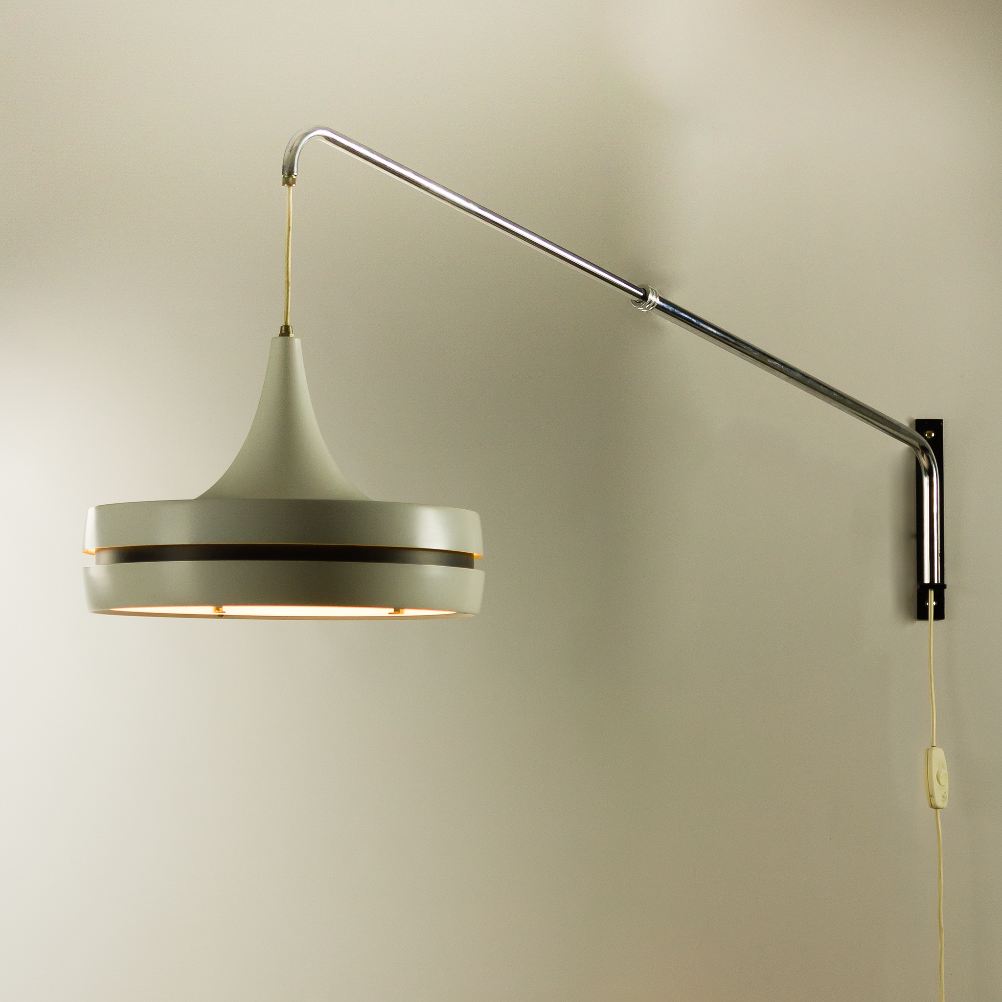 Getuigen excuus tussen 70's Design wandlamp kunststof / chroom – BarbMama Gallery